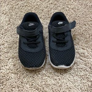 Black nike shoes size 8c